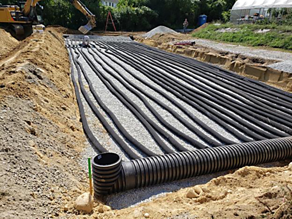 Manifolds being connected by flexible pipes.
